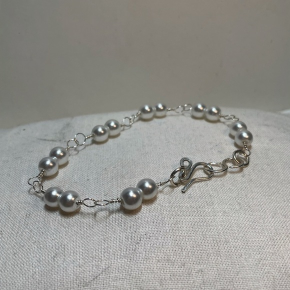 Elegant Silver Pearl Bracelet - Picture 2 of 5